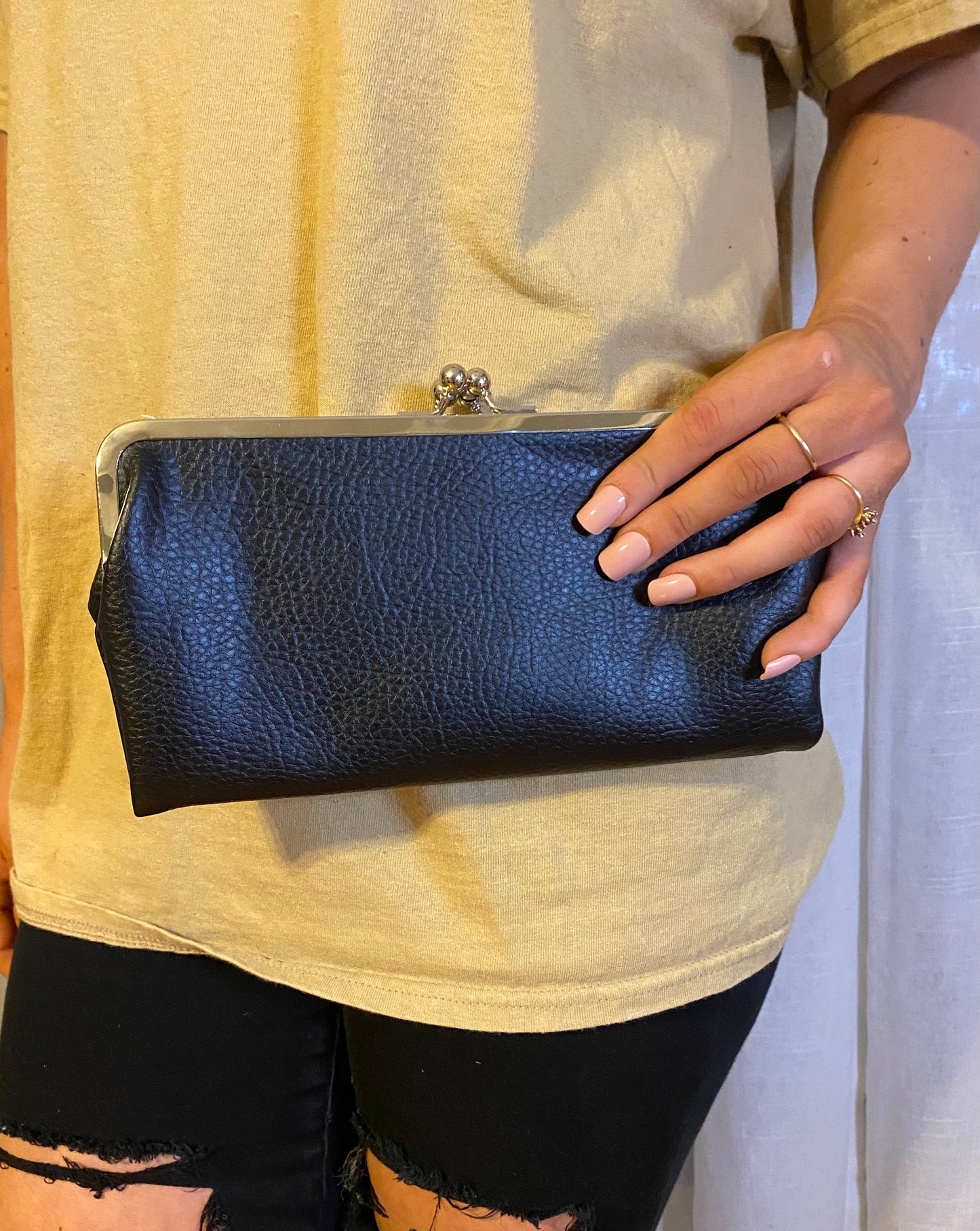 Snap Closure Clutch