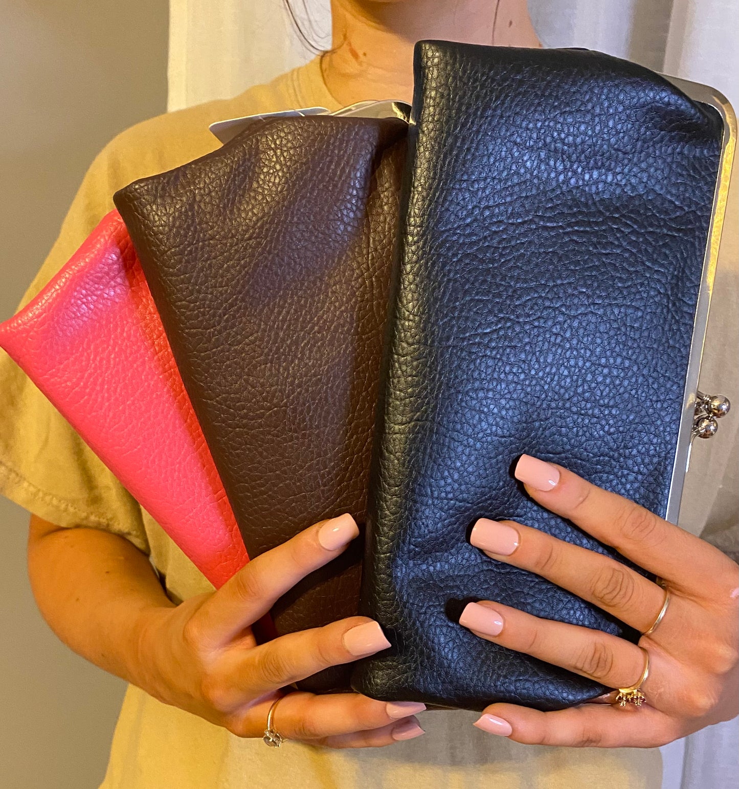 Snap Closure Clutch